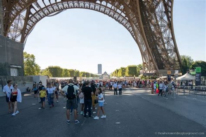 Can you buy tickets for the Eiffel Tower on the day?