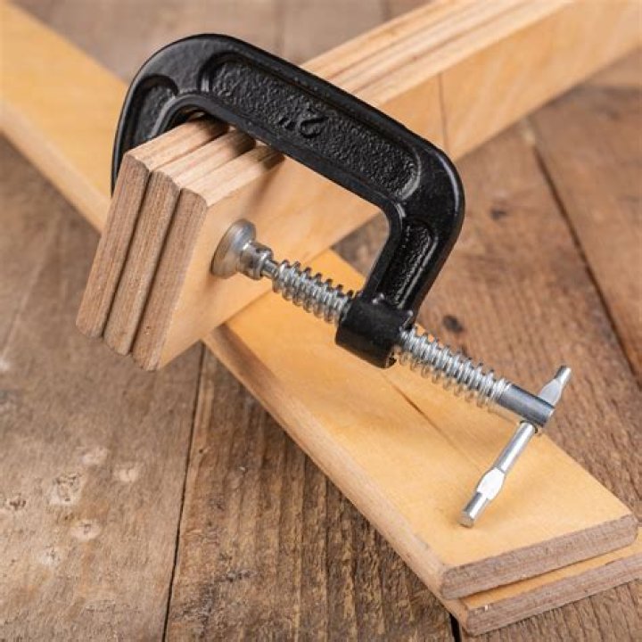 How do you clamp an angle on wood?