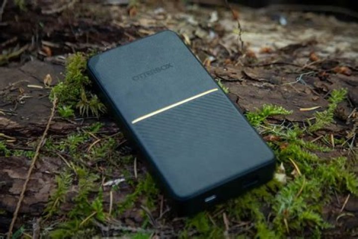 How do you take off an OtterBox Defender XR?