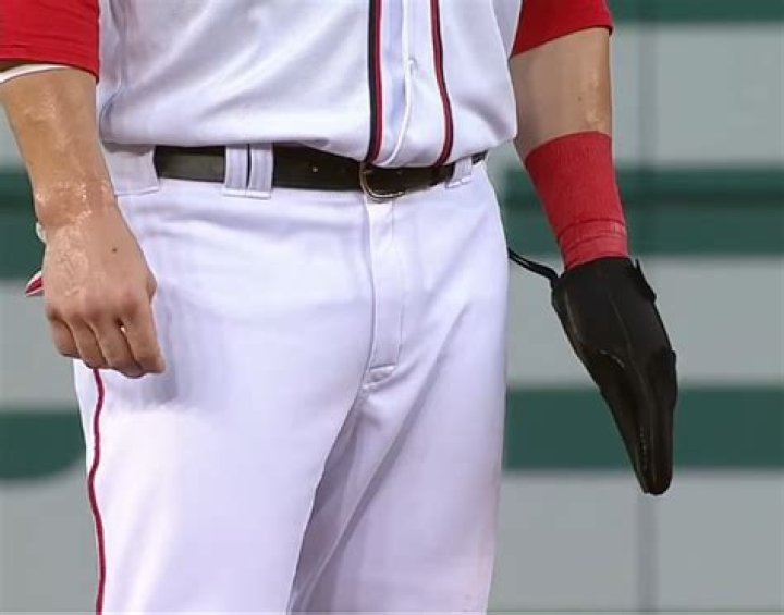 How do you wear a cricket belly guard?