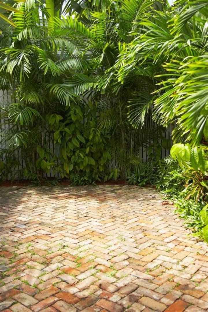 What do you put between pavers?