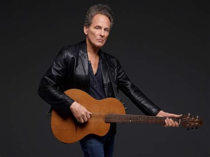 What kind of electric guitar does Lindsey Buckingham play?